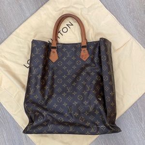 Great bag. It’s vintage but still a great bag.